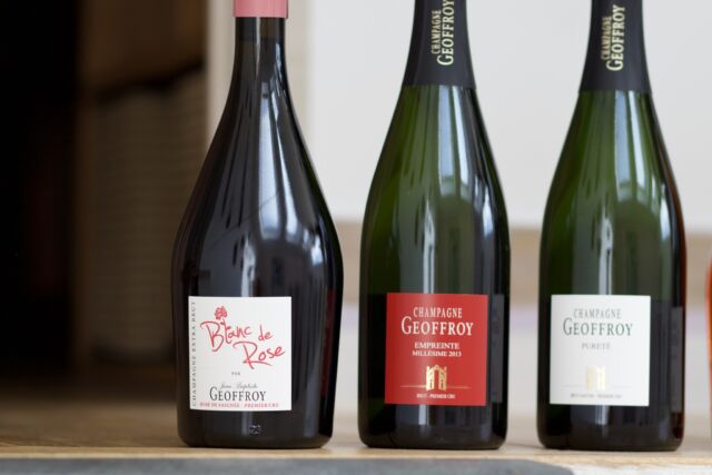 La Saint Valentin approche…🫶🏻

Offrez-lui une soirée somptueuse avec l’une de nos cuvées ! ✨

La Maison @champagnegeoffroy ,  offre une palette de saveurs toutes autant appréciées par les novices que par les connaisseurs...

C’est l’occasion de découvrir ? 🥂

Pour découvrir les cuvées : cliquez sur le lien en bio ! 👆🏻

⚠️ : Victime de son succès, la cuvée Blanc de Rose n'est plus disponible...

#cuvée #blancderose #cuveérenegeoffroy #champagnedecaractère #cuveedesaintvaletin #tastingtime #degstation #cuvéedamour