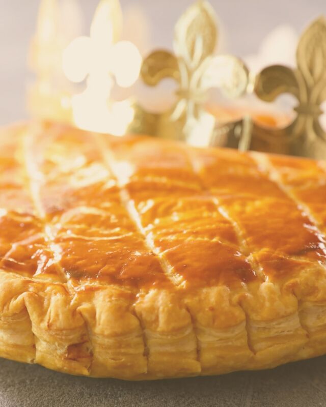On déguste quoi avec la galette des Rois ? 🥂

Pour commencer l’année en gourmandise, nous fêterons l’Epiphanie ce week-end ! 👑

Pour l’occasion, Grande Cuvée vous conseille un Champagne léger et frais afin de compenser le côté sucré, beurré et crémeux de la galette 🥧

Retrouvez notamment sur le E-Shop la « Spécial Cuvée » @champagne_bollinger !
